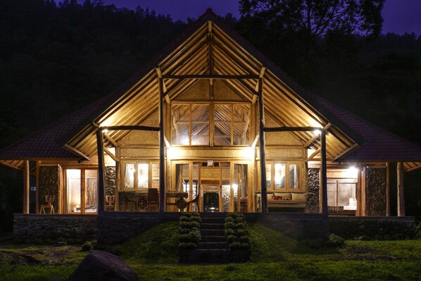 Mặt tiền nơi lưu trú - ban đêm