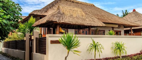 المنشأة من الخارج