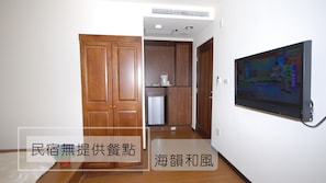 Phòng 4 dành cho gia đình, 2 phòng ngủ, phòng thông nhau, quang cảnh biển | 1 phòng ngủ, chăn bông, bàn, màn/rèm cản sáng