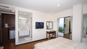 1 bedroom, down comforters, desk, blackout drapes