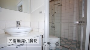 Familie vierpersoonskamer, 1 slaapkamer, balkon, uitzicht op zee | Badkamer | Een douche, een hydromassagedouche, gratis toiletartikelen