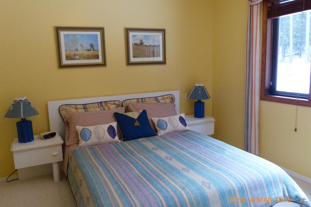 The End Of The Road B&B - Cranbrook, British Columbia - Breakfast included - Queen Room with Forest View (Unit 2)