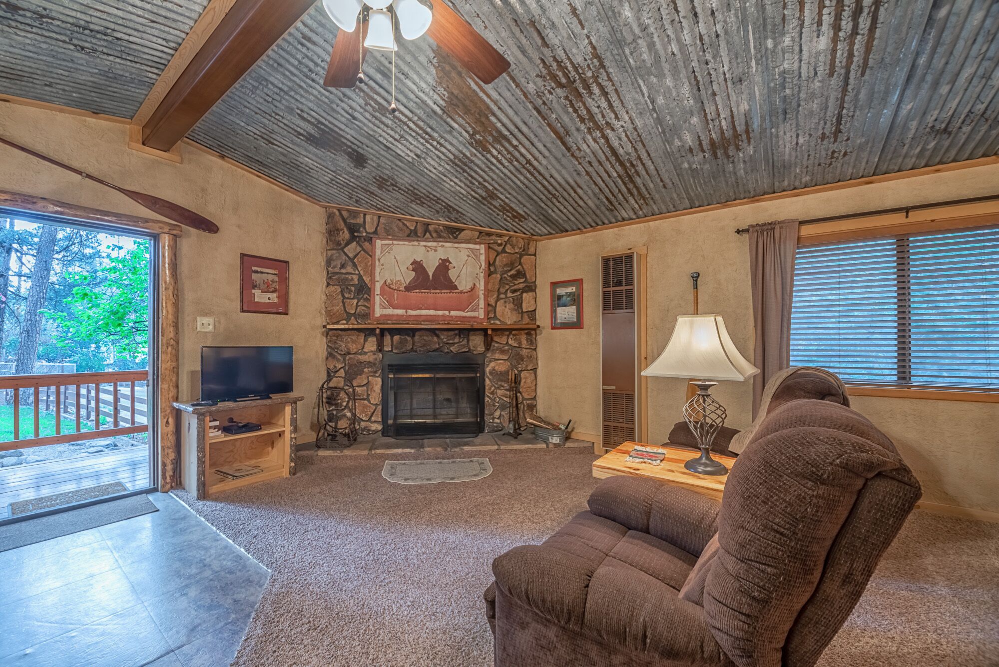 "Canoe", spacious 1 bed/1 bath w/ fireplace, custom wood-furnishings