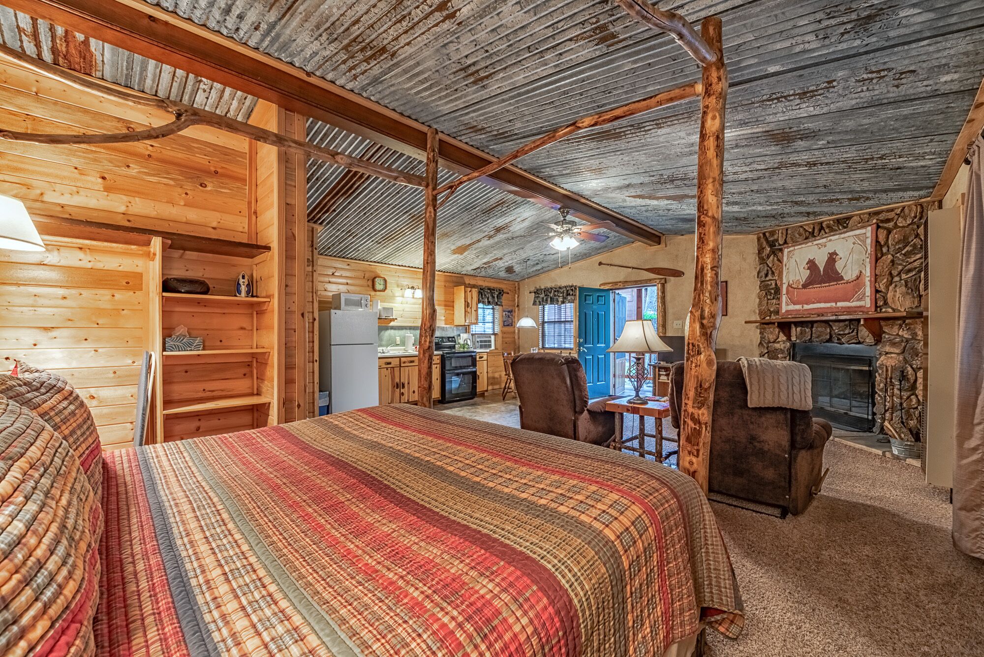 "Canoe", spacious 1 bed/1 bath w/ fireplace, custom wood-furnishings