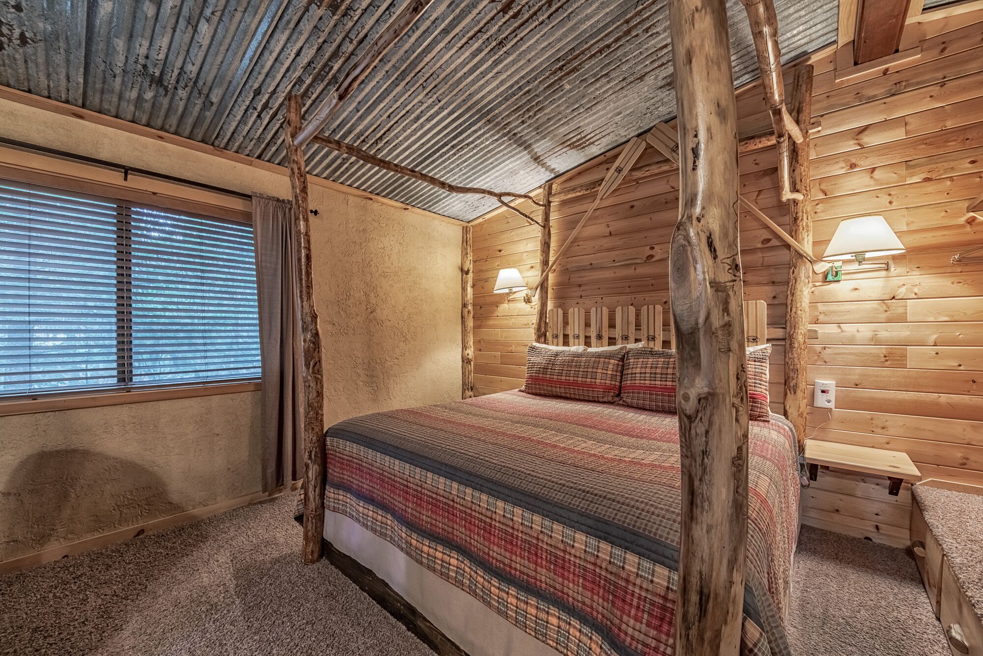 "Canoe", spacious 1 bed/1 bath w/ fireplace, custom wood-furnishings