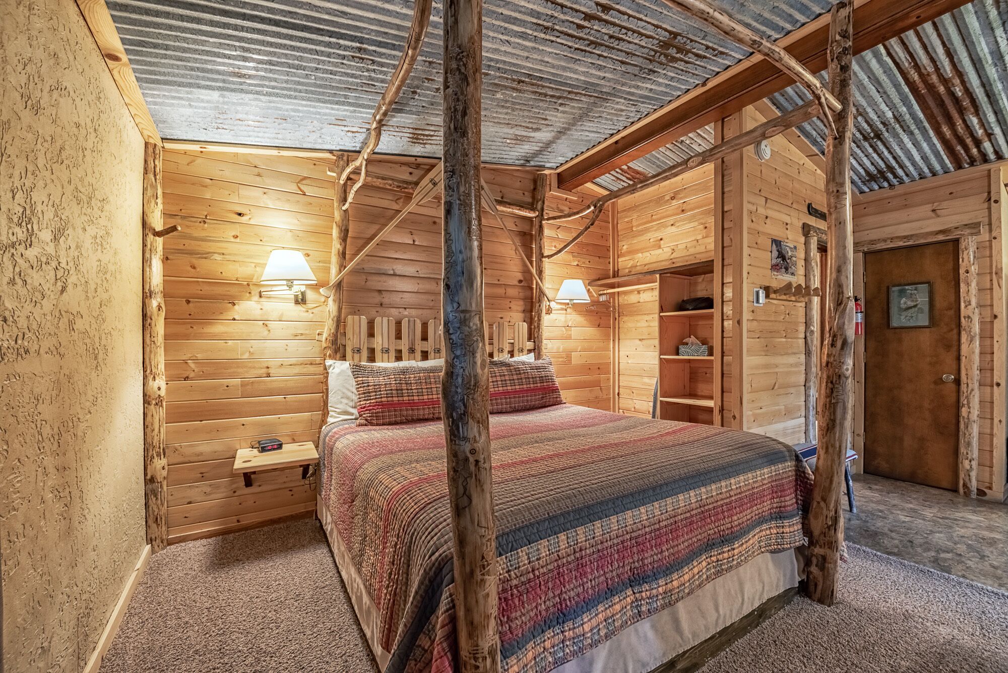 "Canoe", spacious 1 bed/1 bath w/ fireplace, custom wood-furnishings