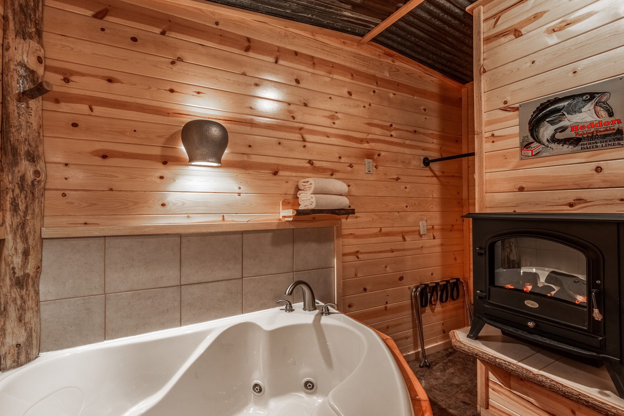 Romantic Trout Cabin, jacuzzi tub, fireplace, full kitchen