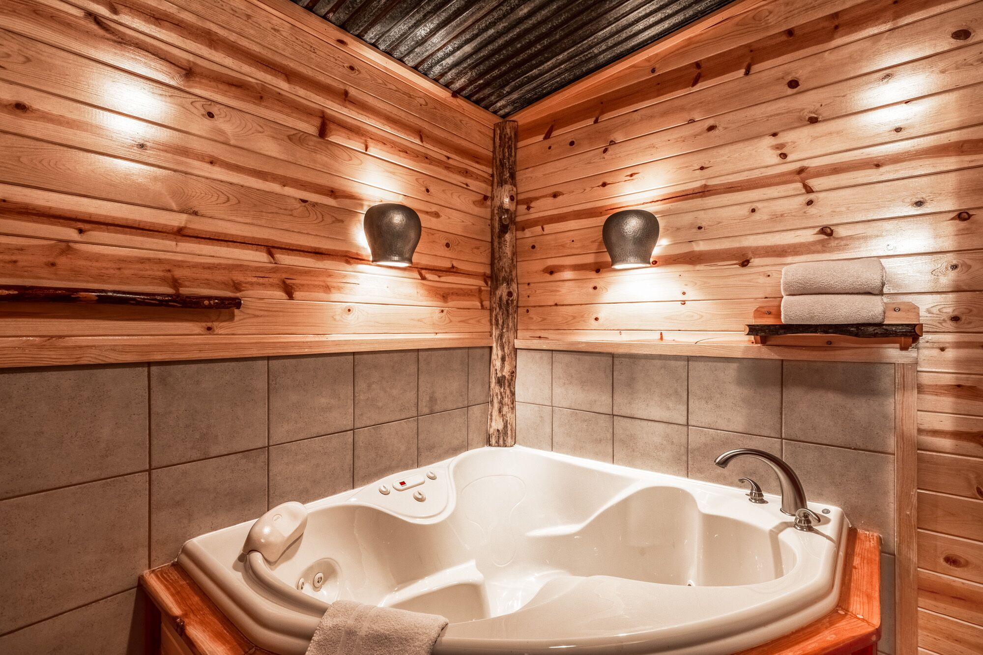 Romantic Trout Cabin, jacuzzi tub, fireplace, full kitchen