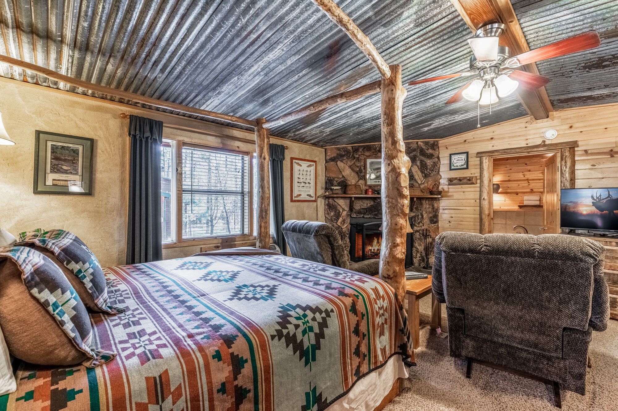 Romantic Trout Cabin, jacuzzi tub, fireplace, full kitchen