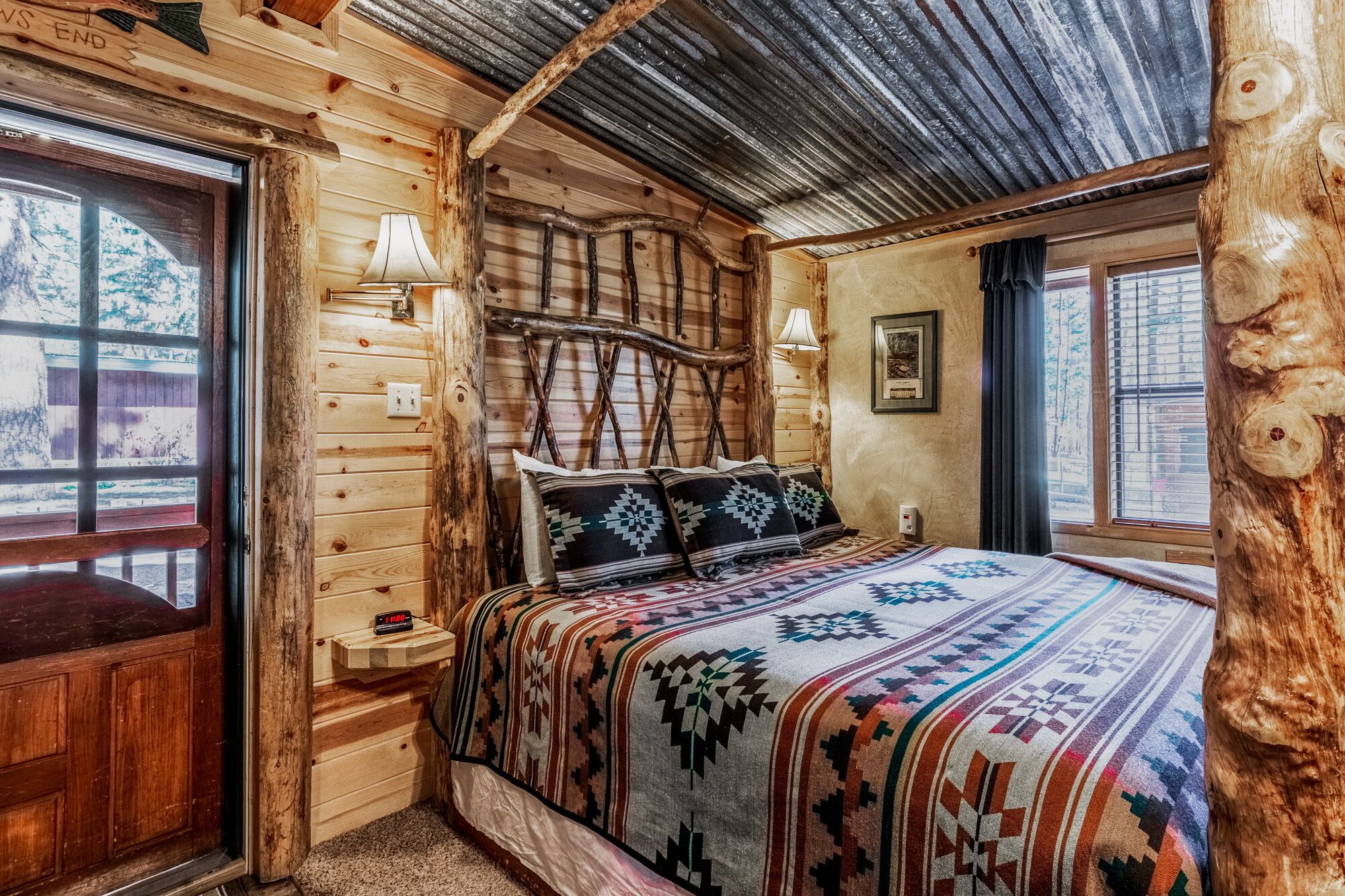 Romantic Trout Cabin, jacuzzi tub, fireplace, full kitchen