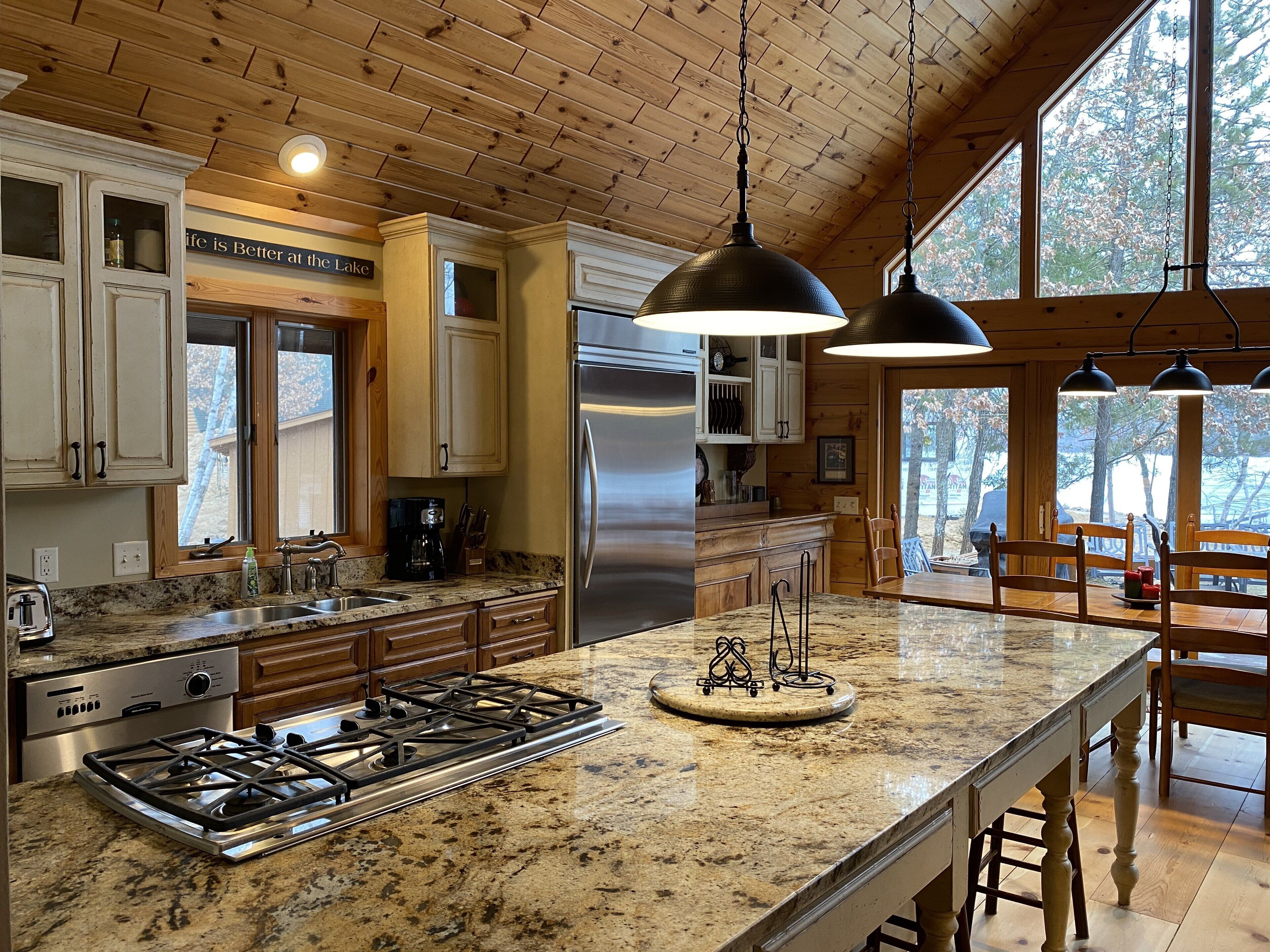 Gorgeous  Lake O'Brien cabin, 2 hours from Mpls,  Pontoon Incl with 7 day stay!