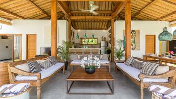 Televisie, een videogameconsole en een stereo