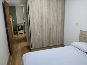 1 dormitorio, tabla de planchar con plancha, wifi gratis y ropa de cama