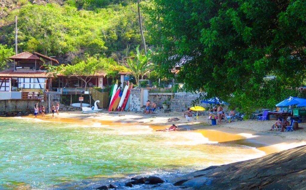 Plage à proximité, chaises longues