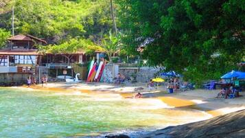 Playa en los alrededores y camastros