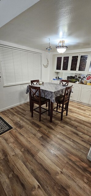 Dining - 3 Bedroom 2 Bath Midtown Condo. Full Kitchen.Hot tub & Pool. (South Lake Tahoe)
