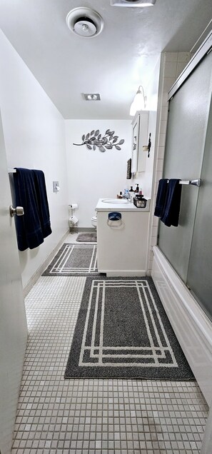 Shower, hair dryer, towels, soap - 3 Bedroom 2 Bath Midtown Condo. Full Kitchen.Hot tub & Pool. (South Lake Tahoe)