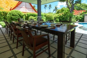 Outdoor dining - La Romanee Beautiful Pool Villa 3BR (Tambon Rawai)
