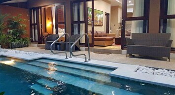 Luxury 2 Bedrooms Villa steps to beach