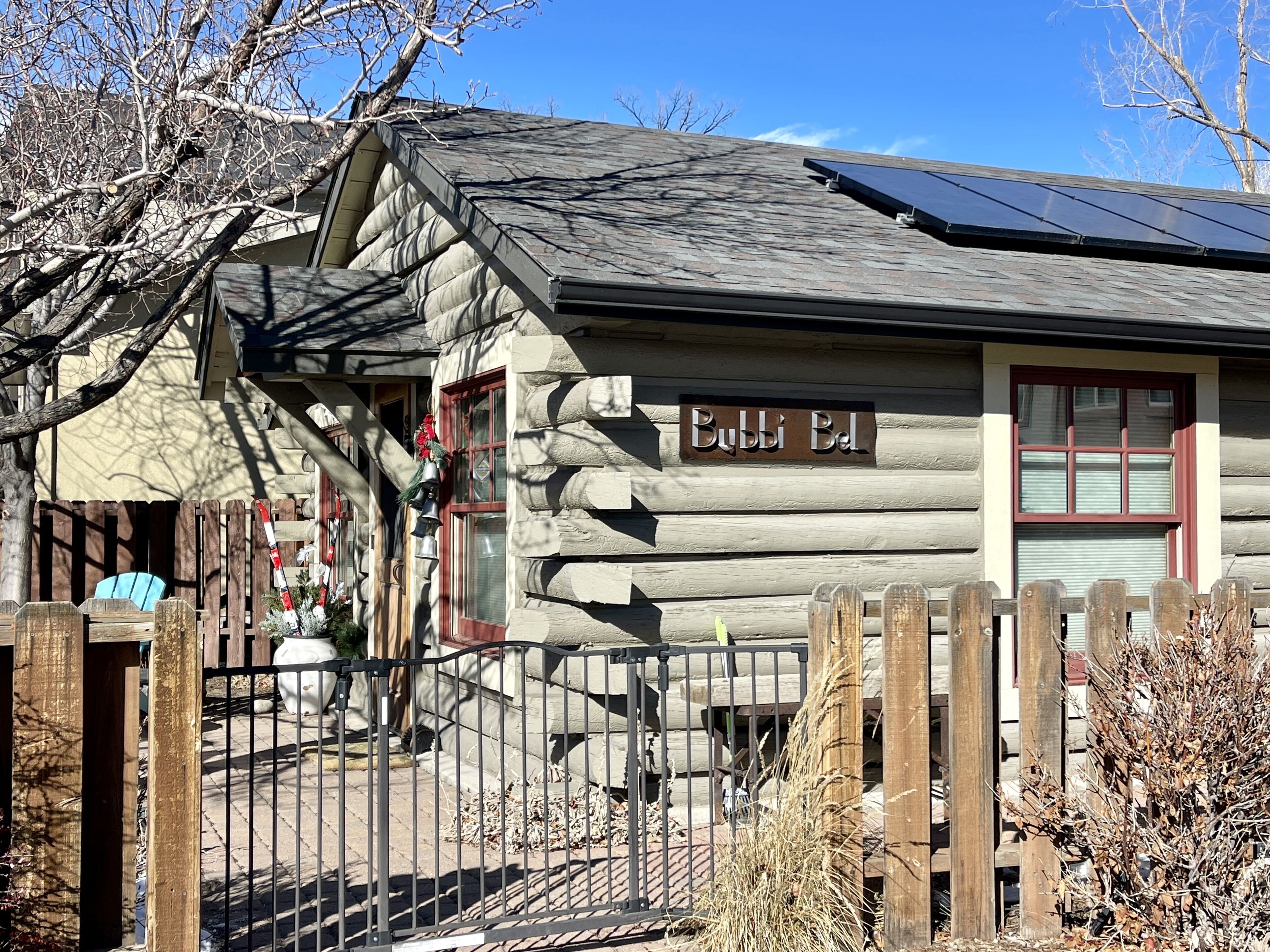 ADA Compliant Log Cabin. Luxury finishes, pet friendly. Lovely garden 3 blocks