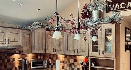 ADA Compliant Cabin. Luxury finishes, pet friendly. Garden, 3 blocks to downtown