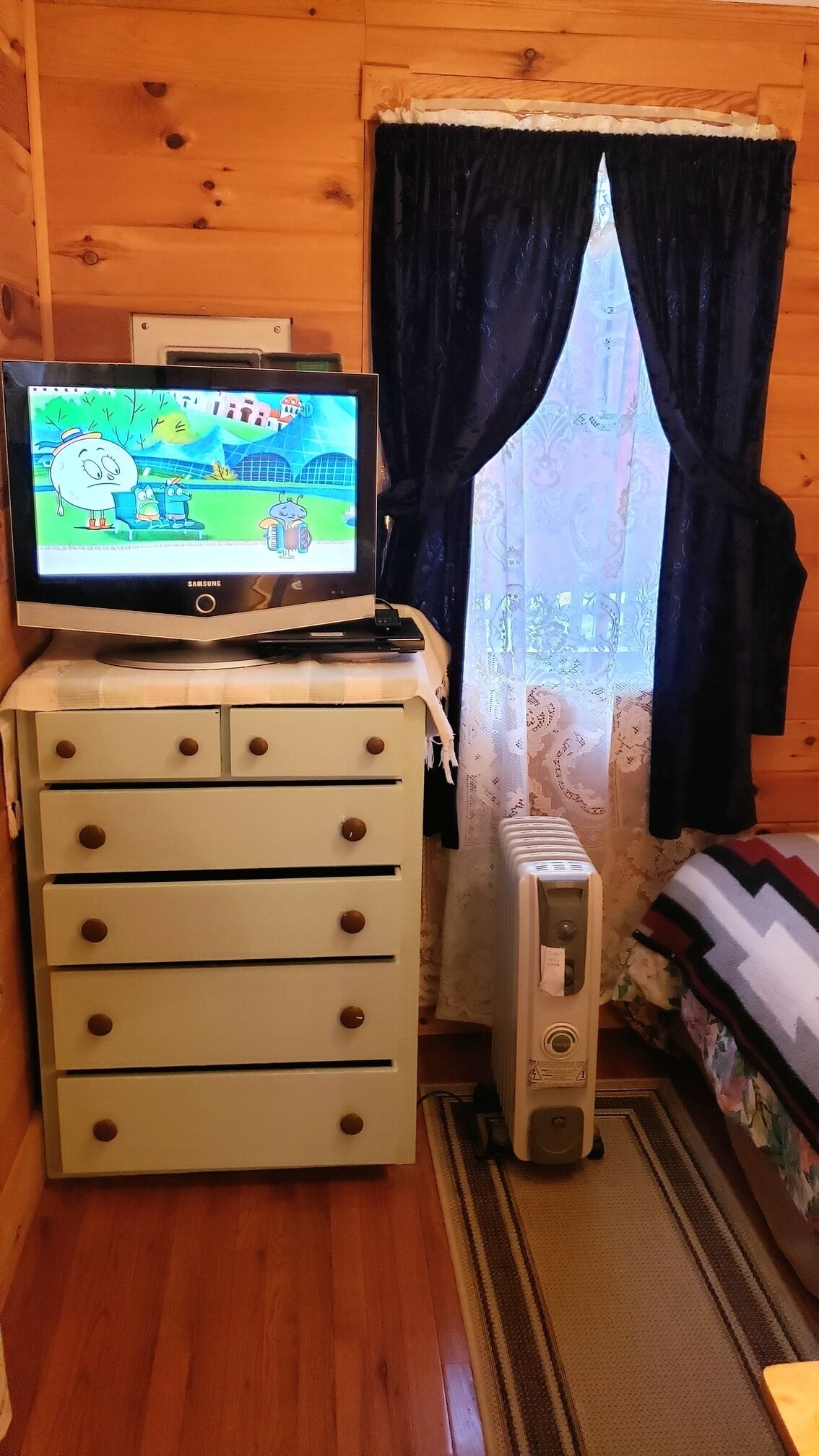 Catskill Bungalow - Tiny House Vacation for couples, Windham & Hunter NY, skiing