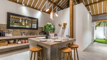 Refrigerador, microondas, parrilla de estufa y cafetera y tetera