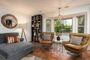 Televisión, chimenea, videojuegos, libros