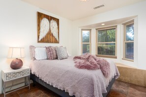 4 bedrooms, desk, iron/ironing board, travel cot - Crimson Canyon: Vortex Views I Stargaze I Serenity (Sedona)