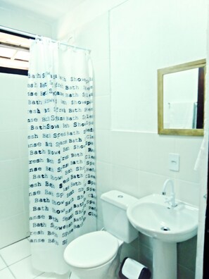 Bathroom - Studio 02 - GuestHaus (São João do Rio Vermelho)