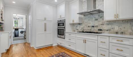 冷蔵庫、電子レンジ、オーブン、コンロ