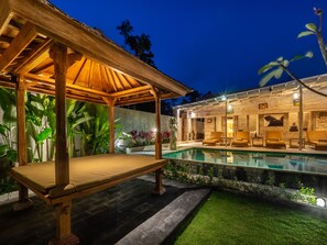 Una piscina al aire libre