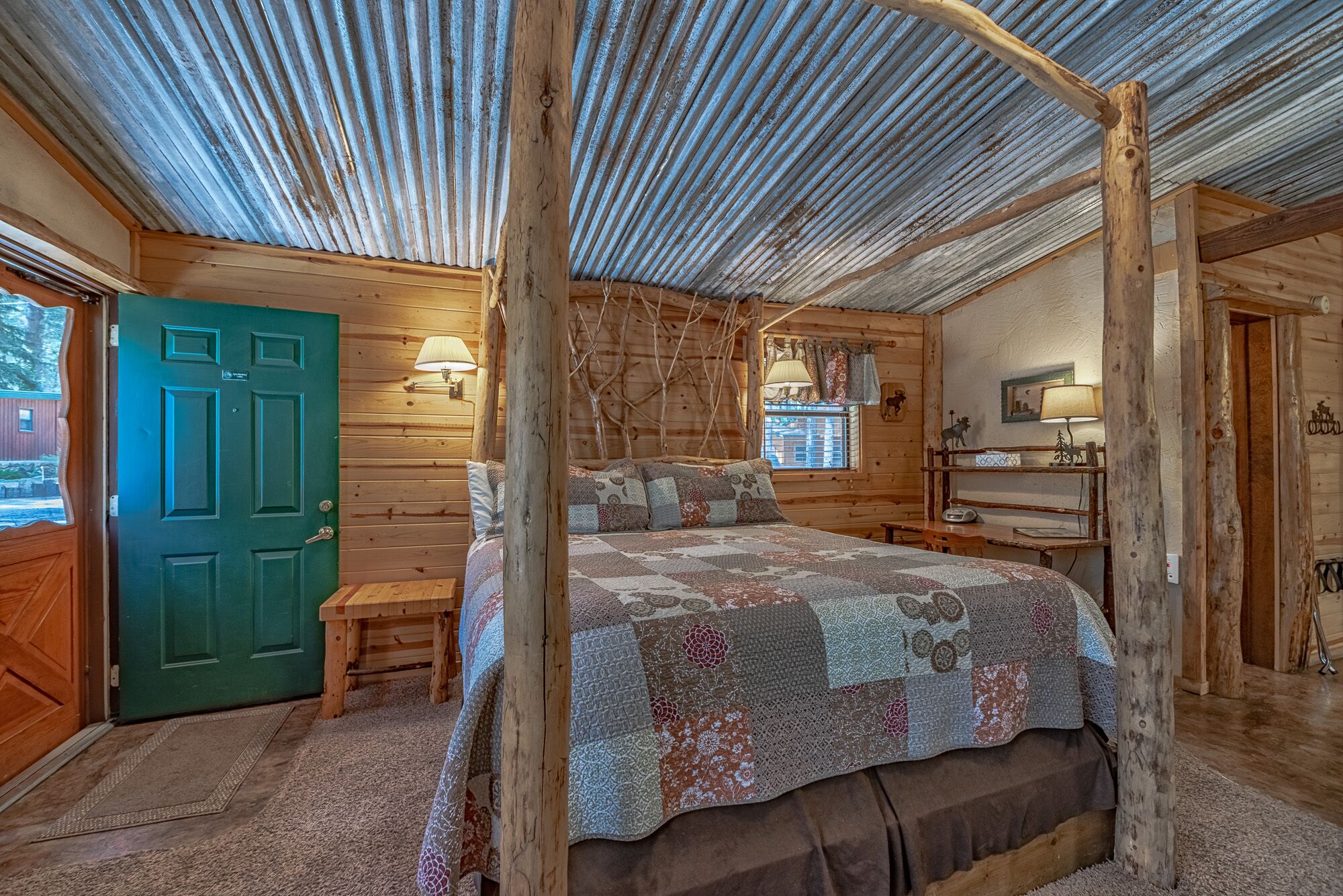 Moose Cabin-NEW- Cozy cabin for 2 with fireplace & full kitchen