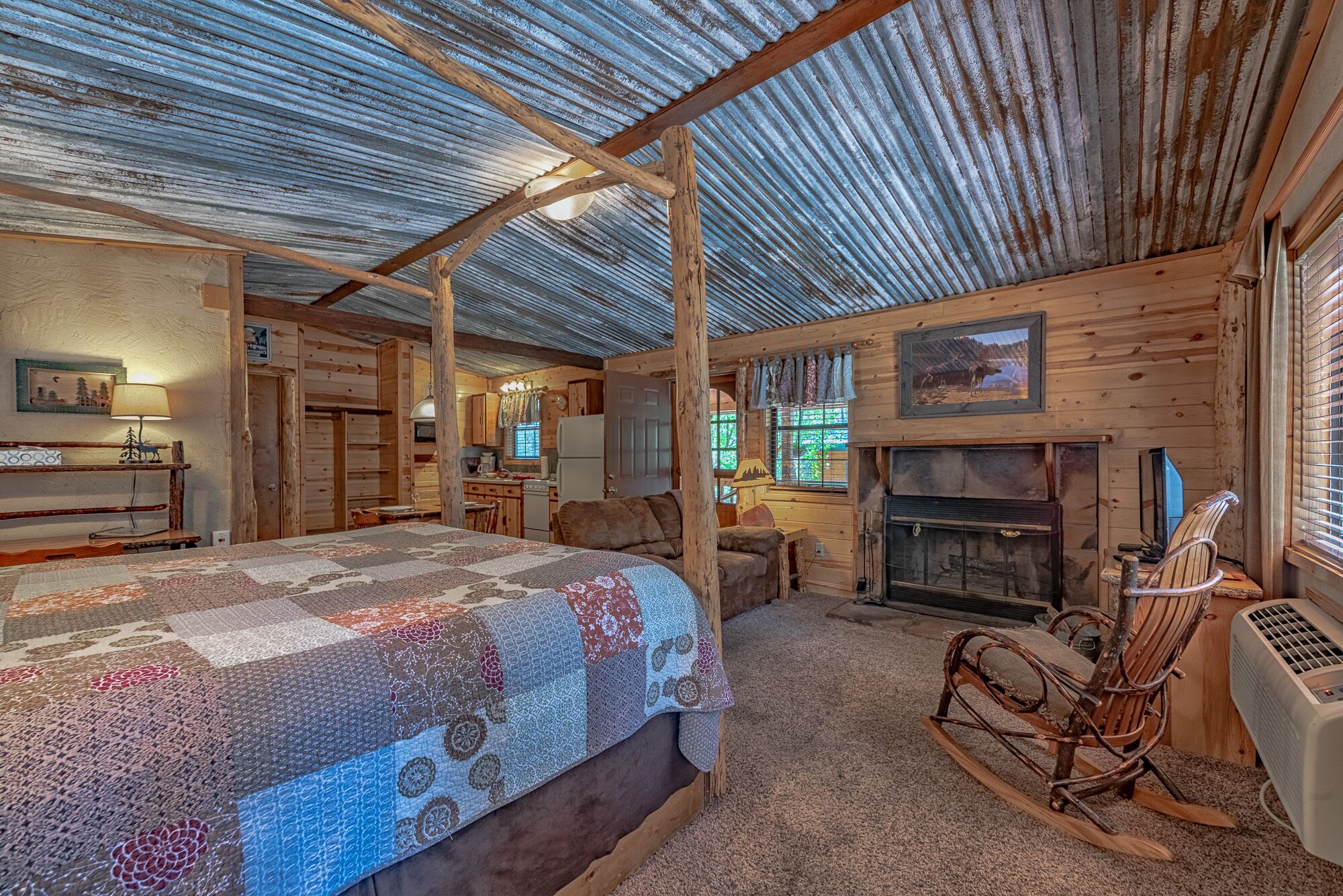 Moose Cabin-NEW- Cozy cabin for 2 with fireplace & full kitchen