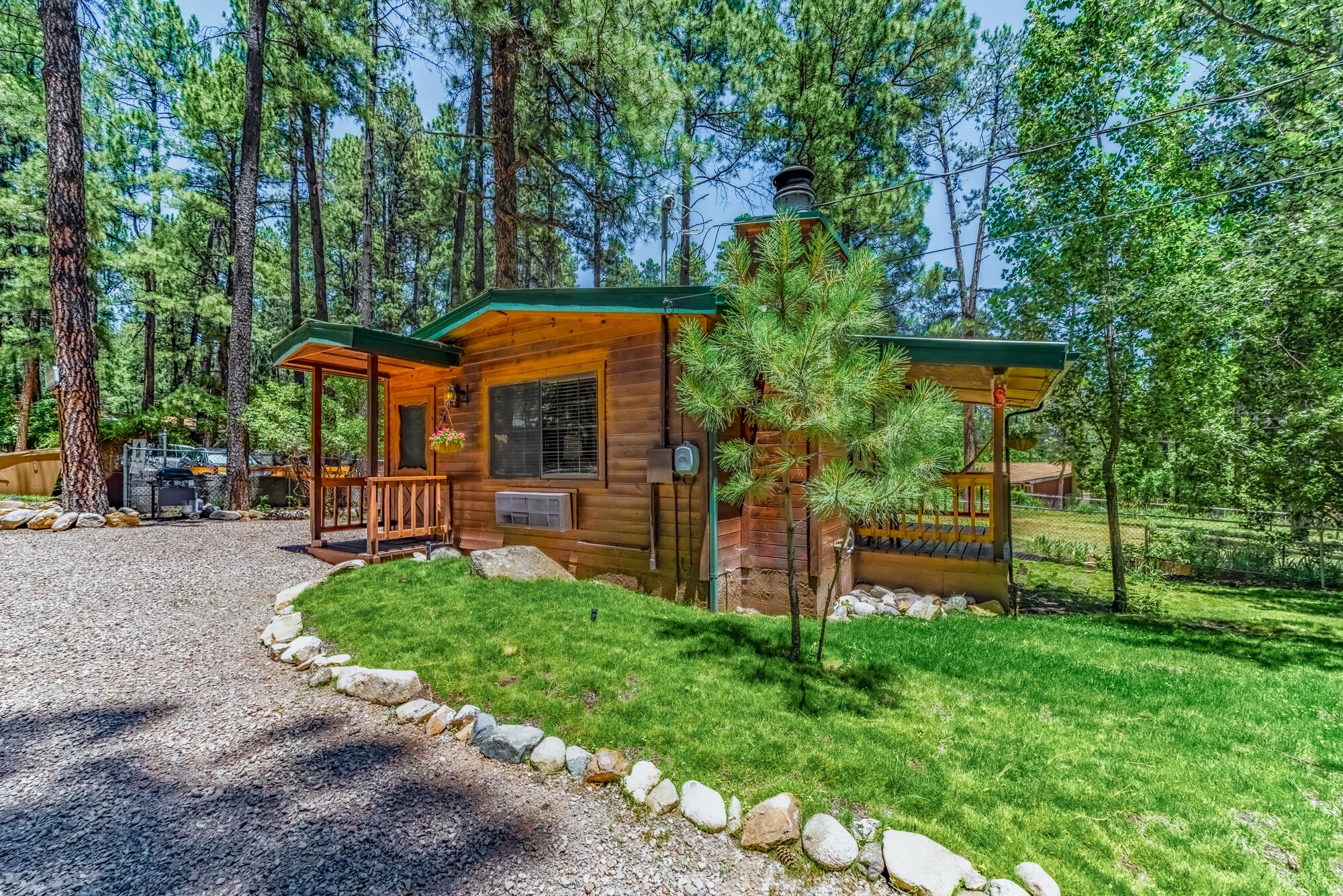 Moose Cabin-NEW- Cozy cabin for 2 with fireplace & full kitchen