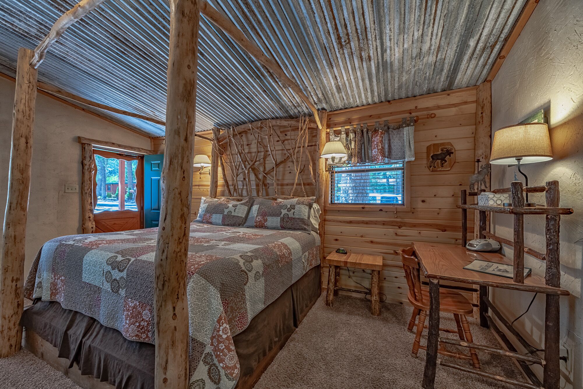 Moose Cabin-NEW- Cozy cabin for 2 with fireplace & full kitchen