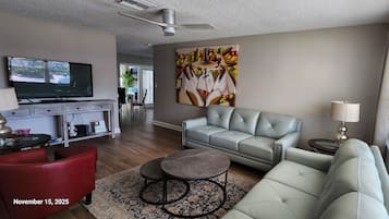 TV connectée, console de jeux vidéo, lecteur de DVD, livres