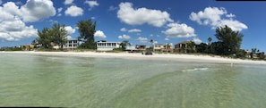 Na praia, espreguiçadeiras, toalhas de praia