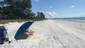 En la playa, camastros y toallas de playa