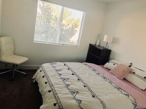 5 bedrooms, iron/ironing board, WiFi, bed sheets