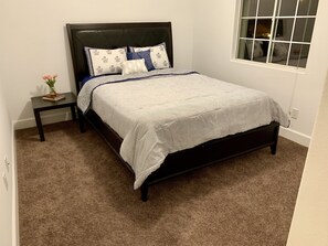 5 bedrooms, iron/ironing board, WiFi, bed sheets - 5minutes away from Coachella Fest & Stage Coach (Coachella)