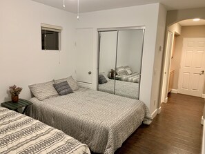 5 bedrooms, iron/ironing board, WiFi, bed sheets - 5minutes away from Coachella Fest & Stage Coach (Coachella)