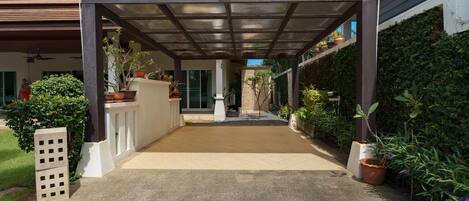 المنطقة المحيطة بالمنشأة