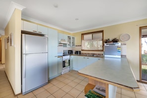 ثلاجة، ميكروويف، فرن، موقد طهي مسطح