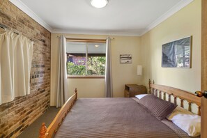 3 bedrooms, desk, iron/ironing board, wheelchair access - Absolute Waterfront - large deck, level access to water, plenty wildlife (St Georges Basin)