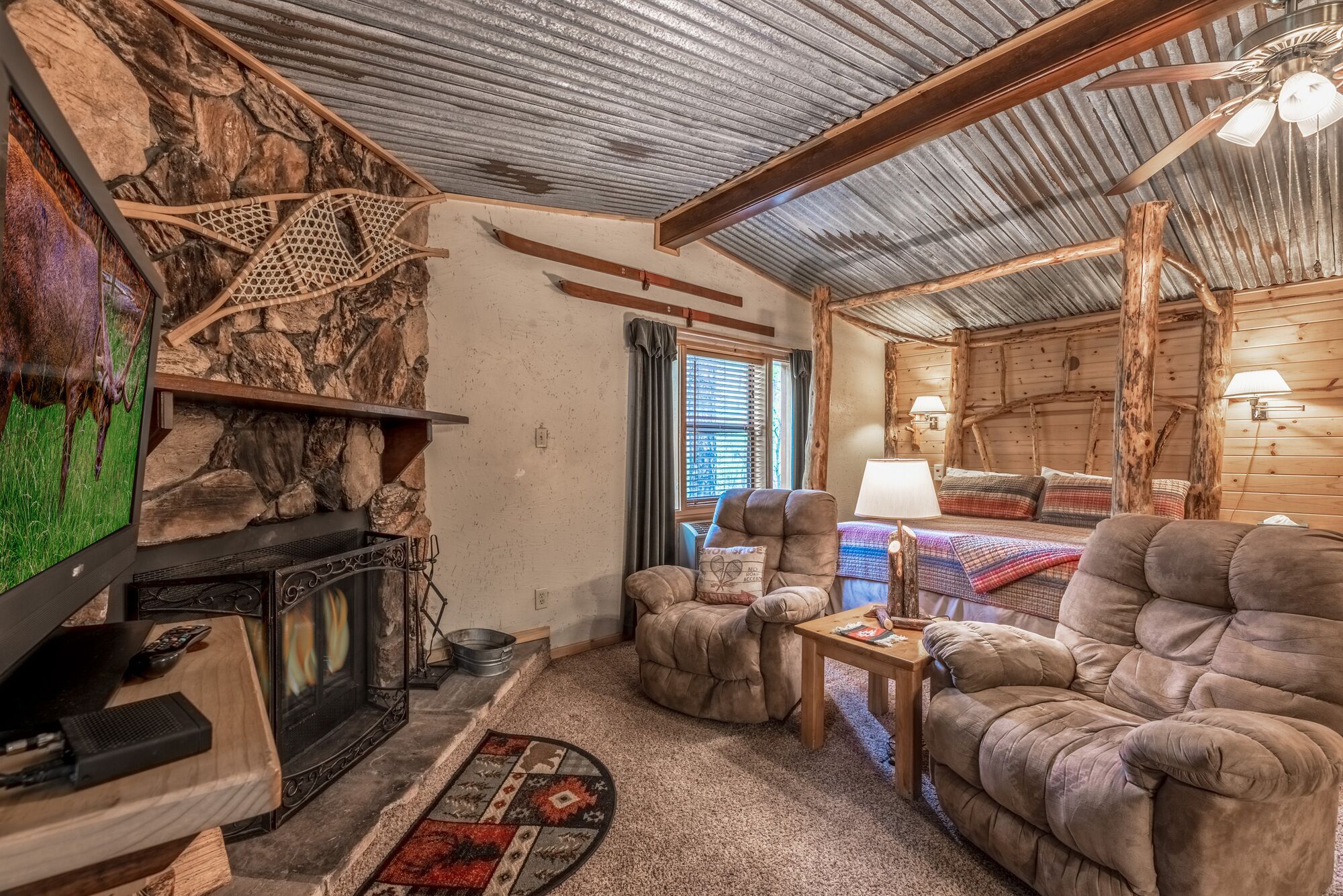 Snowshoe Cabin-NEW- Great Porch, fireplace, full kitchen