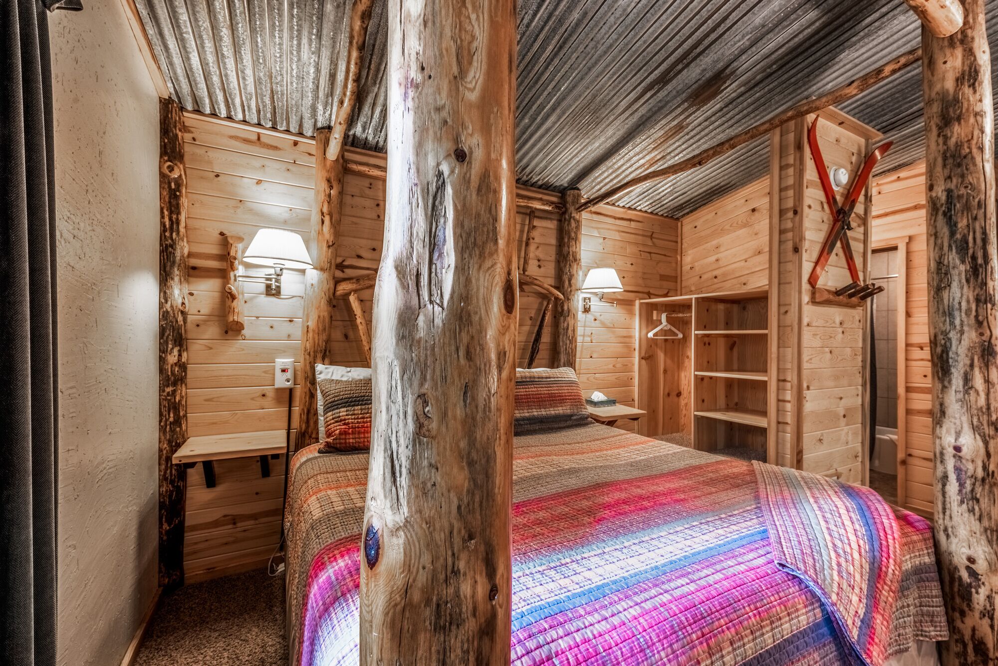 Snowshoe Cabin-NEW- Great Porch, fireplace, full kitchen