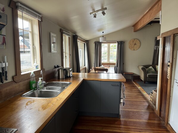 Kylskåp, mikrovågsugn, ugn och spishäll