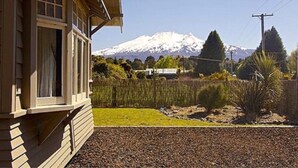 A house with a view of a snow-capped mountain. - Piwari Villa  - Summer Hike & Bike, Winter Snow & Spa  (Rangataua)