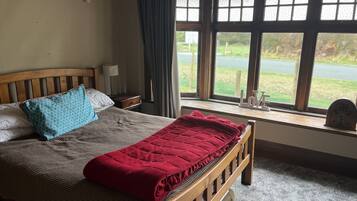 3 bedrooms, travel crib